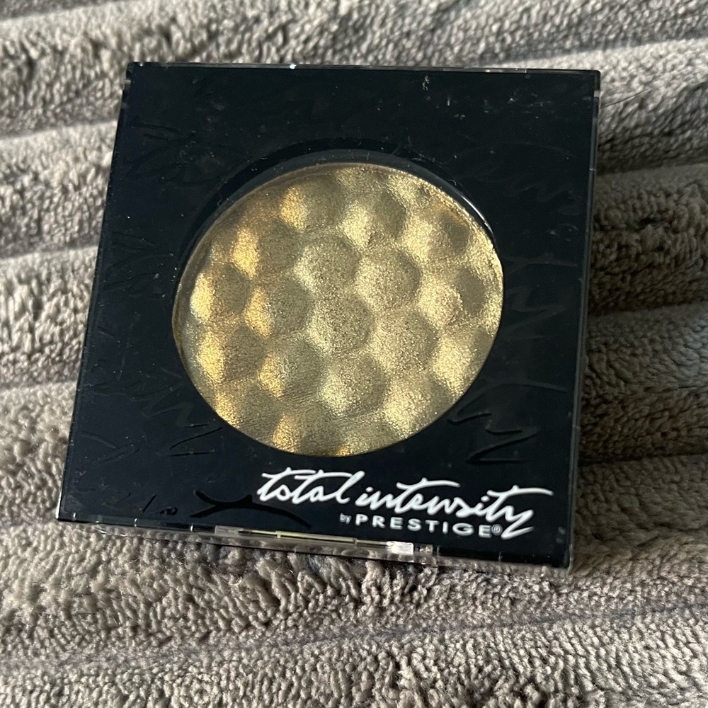Total Intensity Gold Eyeshadow